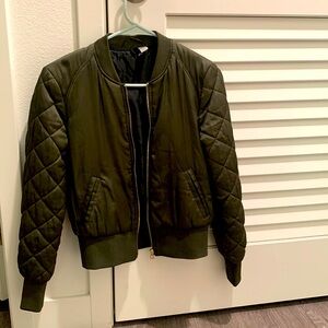 Dark green. Brand unsure. Size 6. Gold zipper.